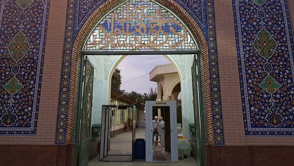 Первый коллективный намаз в мечетях Узбекистана после карантина - Sputnik Узбекистан