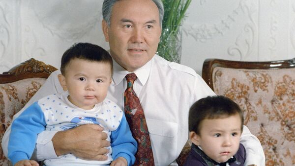 Prezident Kazaxstana Nursultan Abishevich Nazarbayev so svoimi vnukami, 1993 god - Sputnik O‘zbekiston