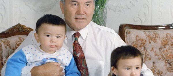 Prezident Kazaxstana Nursultan Abishevich Nazarbayev so svoimi vnukami, 1993 god - Sputnik O‘zbekiston