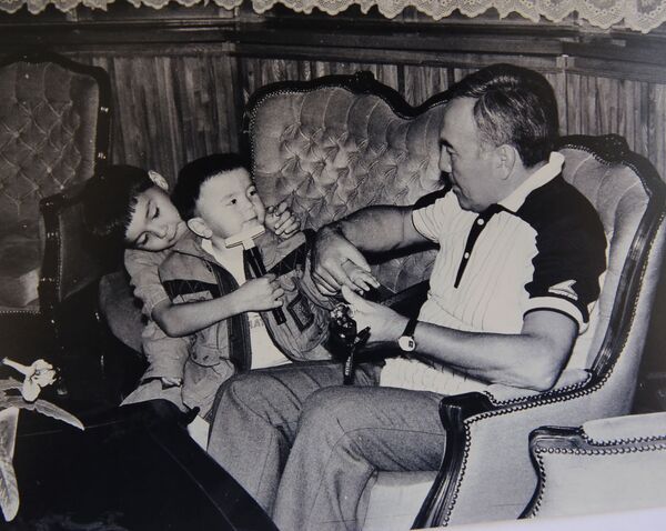 Nazarboyevning nevarasi ukasi xotirasiga bag‘ishlab ta’sirli video tayyorladi - Sputnik O‘zbekiston