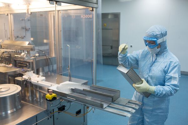 Производство вакцины от COVID-19 на фармацевтическом заводе Биннофарм - Sputnik Узбекистан