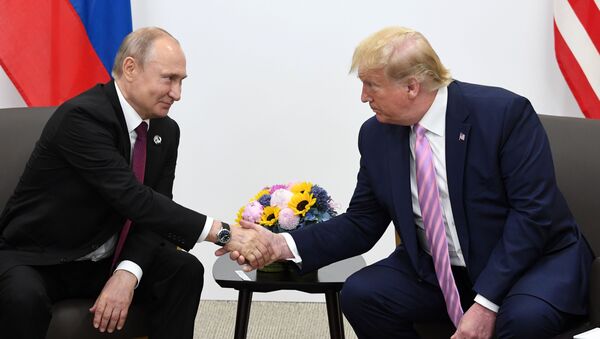 Президент РФ Владимир Путин и президент США Дональд Трамп во время встречи на полях саммита Группы двадцати в Осаке - Sputnik Узбекистан