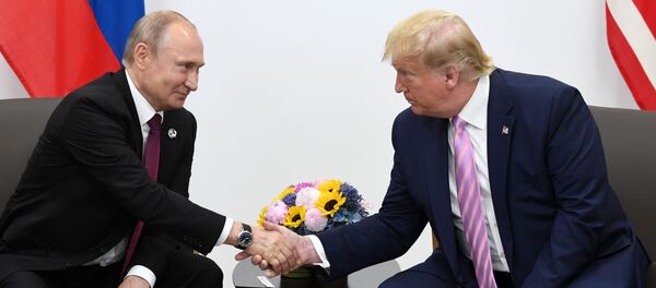 Президент РФ Владимир Путин и президент США Дональд Трамп во время встречи на полях саммита Группы двадцати в Осаке - Sputnik Узбекистан
