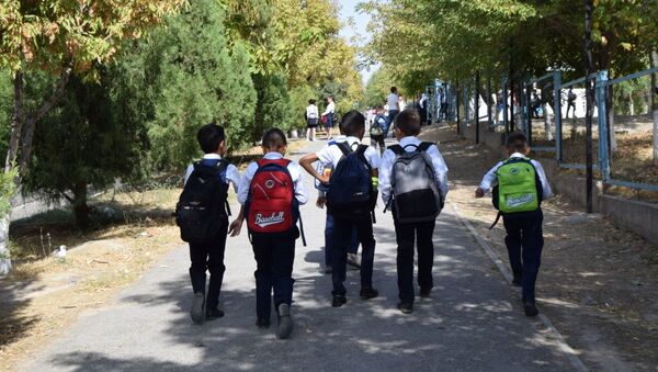 Дети по дороге в школу - Sputnik Узбекистан