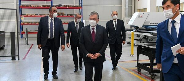 Шавкат Мирзиёев посетил предприятия в Бектемирском районе Шавкат Мирзиёев посетил предприятия в Бектемирском районе - Sputnik Узбекистан