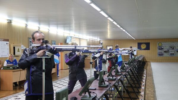 Стрелковый клуб в спорткомплексе при Министерстве обороны  - Sputnik Узбекистан
