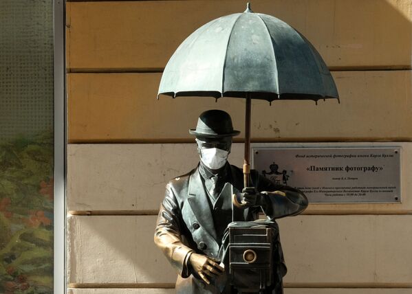 Памятник фотографу с надетой медицинской маской на Малой Садовой улице в Санкт-Петербурге - Sputnik Узбекистан