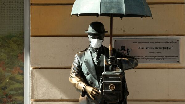 Памятник фотографу с надетой медицинской маской на Малой Садовой улице в Санкт-Петербурге - Sputnik Узбекистан