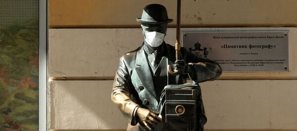 Памятник фотографу с надетой медицинской маской на Малой Садовой улице в Санкт-Петербурге Памятник фотографу с надетой медицинской маской на Малой Садовой улице в Санкт-Петербурге - Sputnik Узбекистан