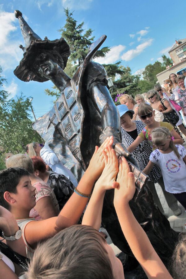 Памятник шоколаду открыт в городе Покров Владимирской области - Sputnik Узбекистан