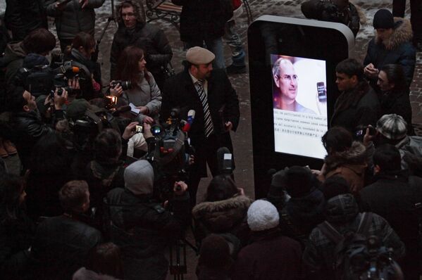 Открытие памятника Стиву Джобсу в Санкт-Петербурге - Sputnik Узбекистан