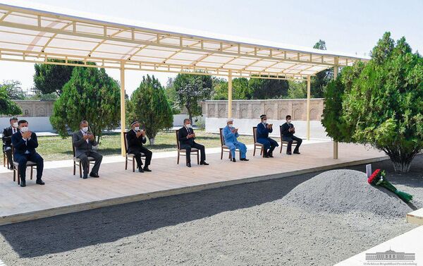 Президент посетил могилу Карима Камалова - Sputnik Узбекистан