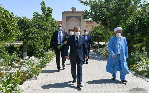 Президент посетил могилу Карима Камалова - Sputnik Узбекистан
