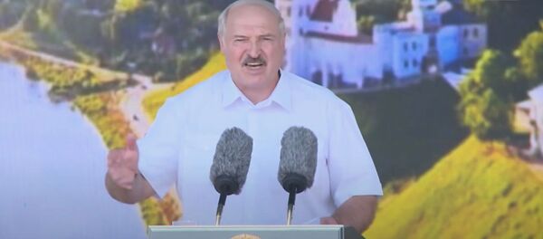 Мы все одна страна, это наша земля: главное из выступления Лукашенко на митинге в Гродно Мы все одна страна, это наша земля: главное из выступления Лукашенко на митинге в Гродно - Sputnik Узбекистан