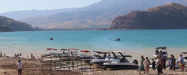 Те отдыхающие, кто все же рискнул отправиться на Чарвак, будут вознаграждены прекрасными видами и относительным спокойствием на пляже - Sputnik Узбекистан
