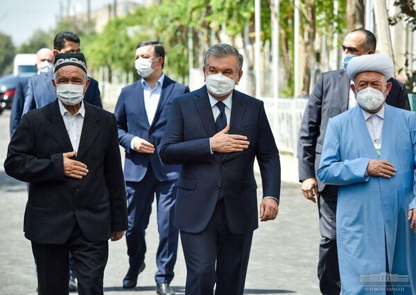 Президент выразил соболезнования семье Камалова — фото с траурной церемонии - Sputnik Узбекистан