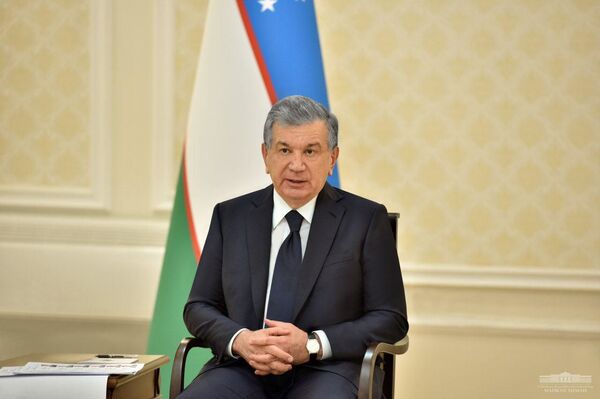 Президент Шавкат Мирзиёев в международном аэропорту Бухары провел совещание с участием ответственных руководителей - Sputnik Узбекистан