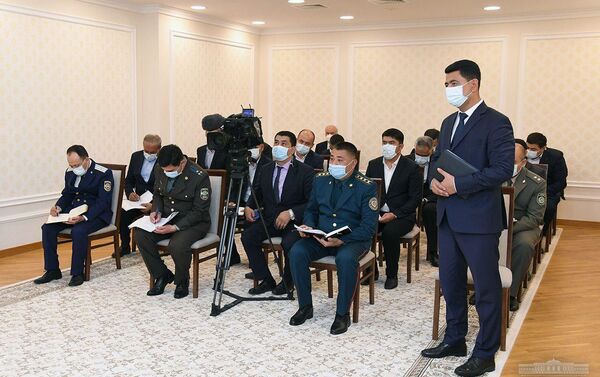 Президент Шавкат Мирзиёев в международном аэропорту Бухары провел совещание с участием ответственных руководителей - Sputnik Узбекистан
