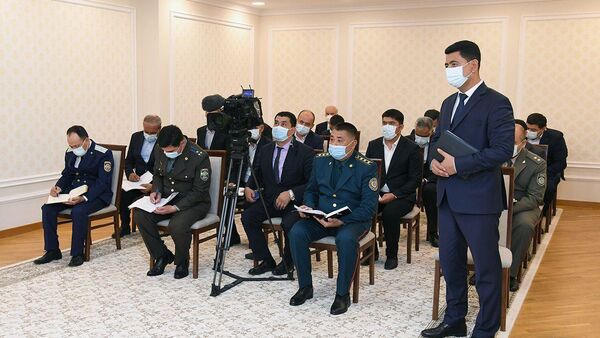 Президент Шавкат Мирзиёев в международном аэропорту Бухары провел совещание с участием ответственных руководителей - Sputnik Ўзбекистон