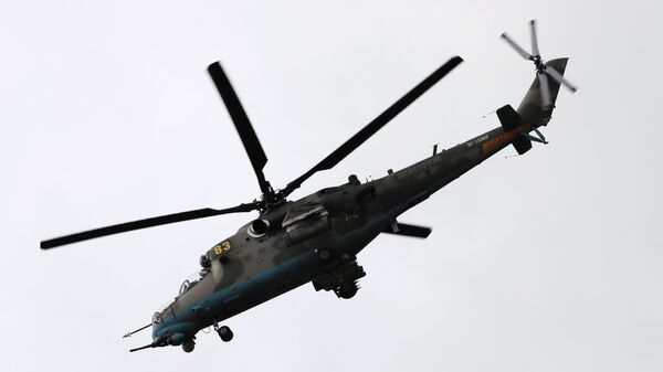 Ударный вертолет Ми-35 в ходе демонстрационной программы военной техники в рамках Международного форума Армия-2020 на полигоне Алабино в Подмосковье - Sputnik Узбекистан