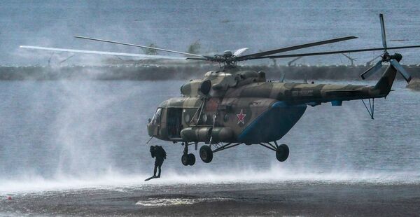 Mi-8 vertolotidan desantchilar tushmoqda.  - Sputnik O‘zbekiston