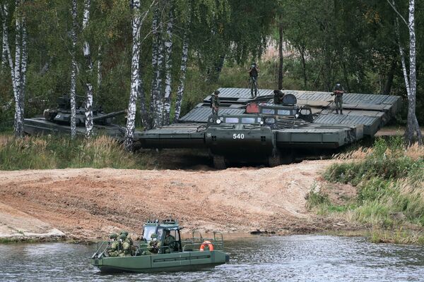  T-90A tanki PMM-2M mashinasidan suv to‘sig‘idan o‘tishga tayyorgarlik ko‘rmoqda.  - Sputnik O‘zbekiston
