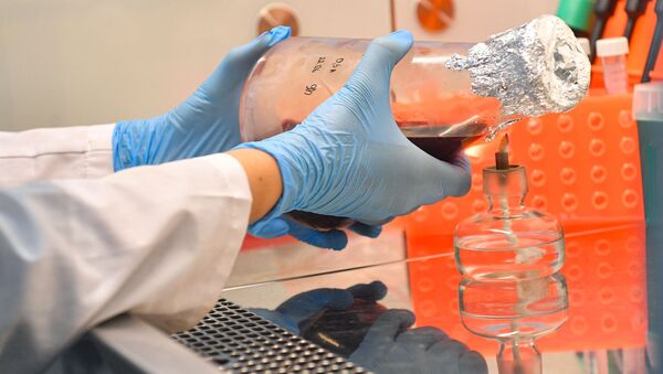 Сотрудница лаборатории проводит испытания вакцины от COVID-19 в центре эпидемиологии и микробиологии имени Н. Ф. Гамалеи. - Sputnik Узбекистан