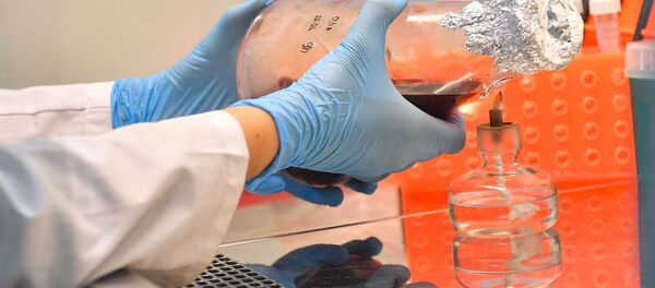 Сотрудница лаборатории проводит испытания вакцины от COVID-19 в центре эпидемиологии и микробиологии имени Н. Ф. Гамалеи. - Sputnik Ўзбекистон