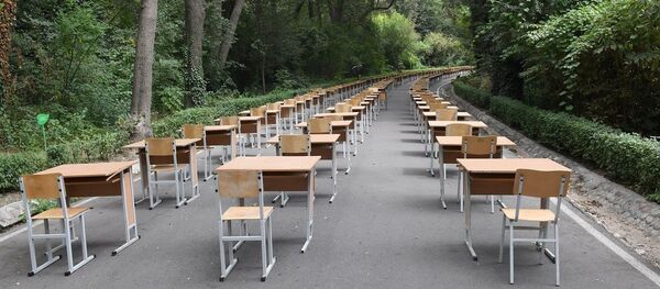 Парты в парке для абитуриентов, которые будут сдавать вступительные экзамены Парты в парке для абитуриентов, которые будут сдавать вступительные экзамены - Sputnik Ўзбекистон