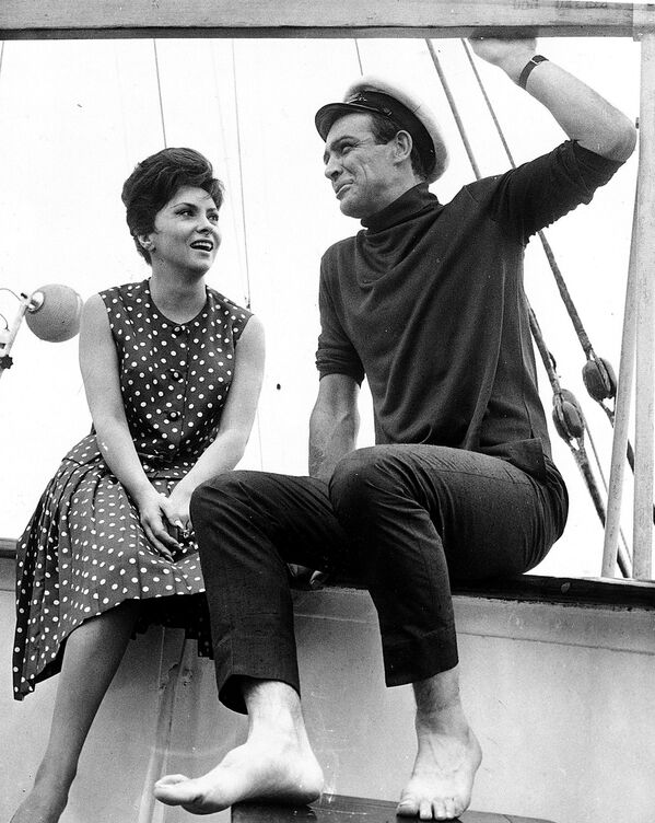 Шотландский актер Шон Коннери с итальянской актрисой Джиной Лоллобриджидой, 1963 год - Sputnik Узбекистан