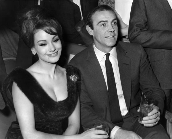 Шотландский актер Шон Коннери и французская актриса Клодин Оже на пресс-конференции в Париже, 1965 год - Sputnik Узбекистан