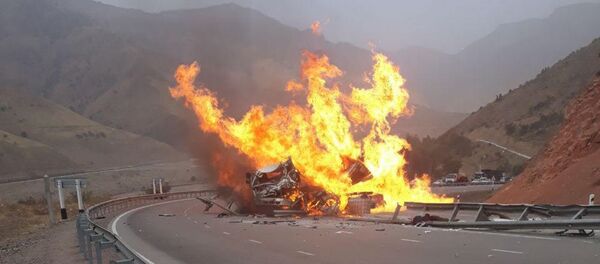 В результате ДТП загорелся грузовик Isuzu - Sputnik Узбекистан