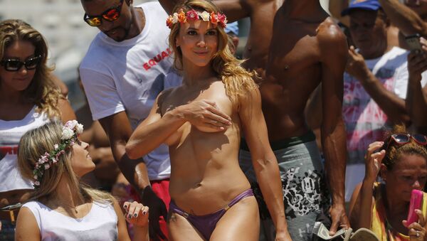 Танцовщица топлес на пляже Ipanema в Рио-де-Жанейро  - Sputnik Узбекистан