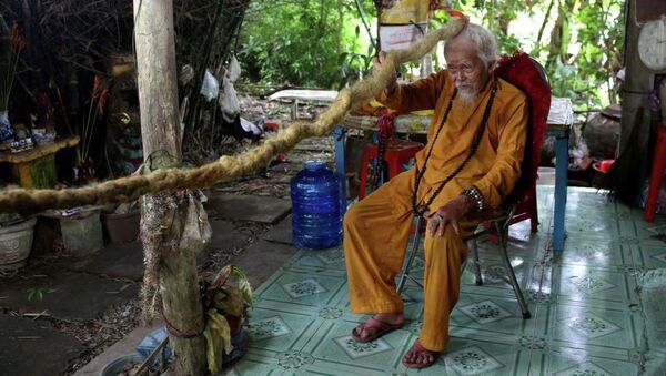 92 летний Нгуен Ван Чин демонстрирует свои 5-метровые волосы - Sputnik Ўзбекистон