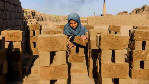 Молодая девушка во время работы в Герате, Афганистан - Sputnik Ўзбекистон