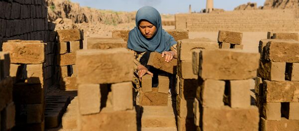 Molodaya devushka vo vremya raboti v Gerate, Afganistan - Sputnik O‘zbekiston