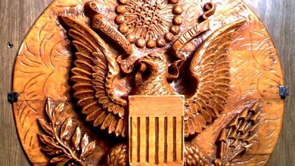 Герб США со спрятанным внутри жучком Льва Термена  - Sputnik Ўзбекистон