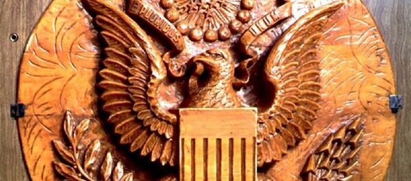 Герб США со спрятанным внутри жучком Льва Термена Герб США со спрятанным внутри жучком Льва Термена - Sputnik Ўзбекистон