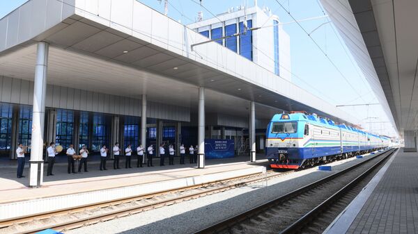 Российский завод передал Узбекистон темир йуллари три электровоза Ермак - Sputnik Узбекистан