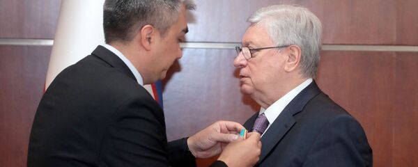 Вручение ректору МГИМО Анатолию Торкунову ордена Дружба от имени президента Узбекистана Вручение ректору МГИМО Анатолию Торкунову ордена Дружба от имени президента Узбекистана - Sputnik Узбекистан