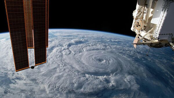 Ураган Женевьева у тихоокеанского побережья Мексики снятый с борта МКС - Sputnik Узбекистан