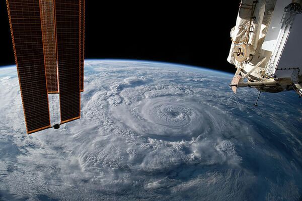 Ураган Женевьева у тихоокеанского побережья Мексики снятый с борта МКС - Sputnik Узбекистан