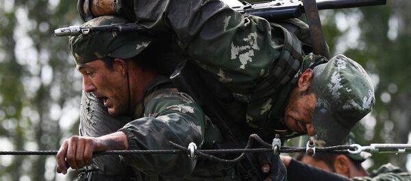 Военнослужащие вооруженных сил Узбекистана во время прохождения этапа Тропа разведчика в конкурсе Отличники войсковой разведки в рамках Армейских международных игр АрМИ-2020  - Sputnik Узбекистан