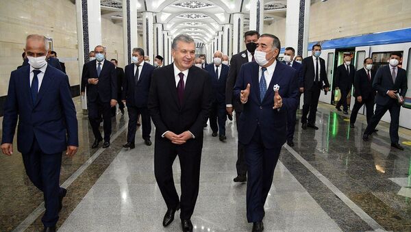 Шавкат Мирзиёев во время осмотра станции Туркестан - Sputnik Узбекистан