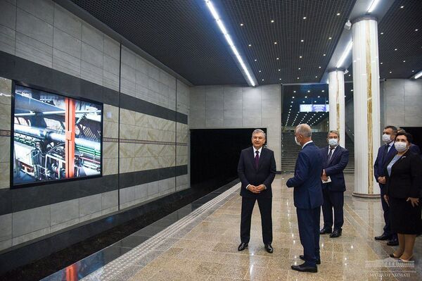 Шавкат Мирзиёев осмотрел новые станции метрополитена - Sputnik Узбекистан