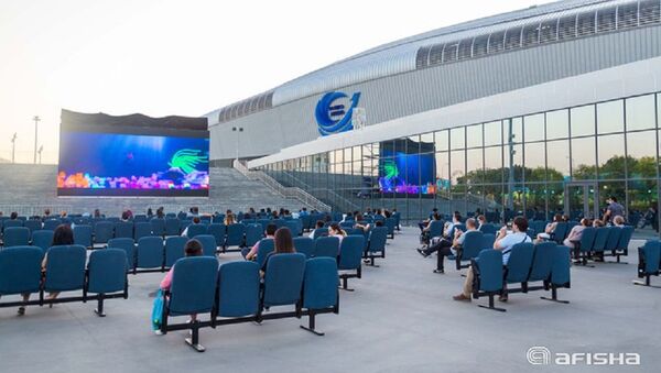 В Ташкенте прошел первый сеанс в кинотеатре под открытым небом - Sputnik Узбекистан