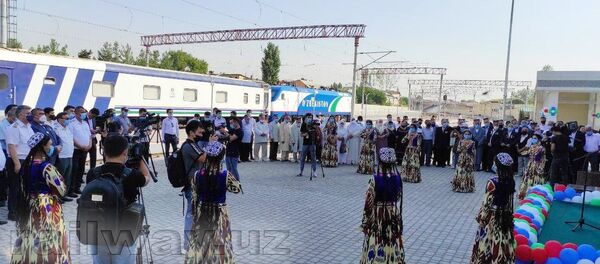 Жителям Золотой долины запустили кольцевую железную дорогу Жителям Золотой долины запустили кольцевую железную дорогу - Sputnik Ўзбекистон
