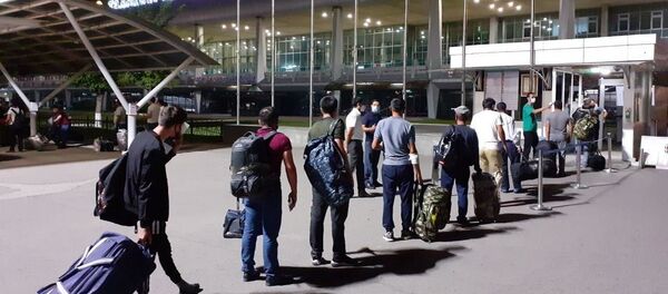 Очередная группа узбекистанцев отправились на заработки в Россию - Sputnik Ўзбекистон