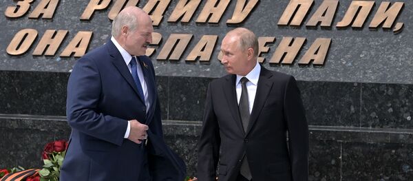 Президент РФ В. Путин и президент Белоруссии А. Лукашенко открыли Ржевский мемориал Советскому солдату Президент РФ В. Путин и президент Белоруссии А. Лукашенко открыли Ржевский мемориал Советскому солдату - Sputnik Ўзбекистон