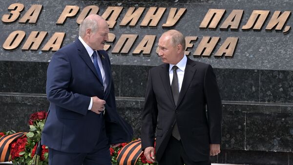 Prezident RF V. Putin i prezident Belorussii A. Lukashenko otkrili Rjevskiy memorial Sovetskomu soldatu - Sputnik O‘zbekiston